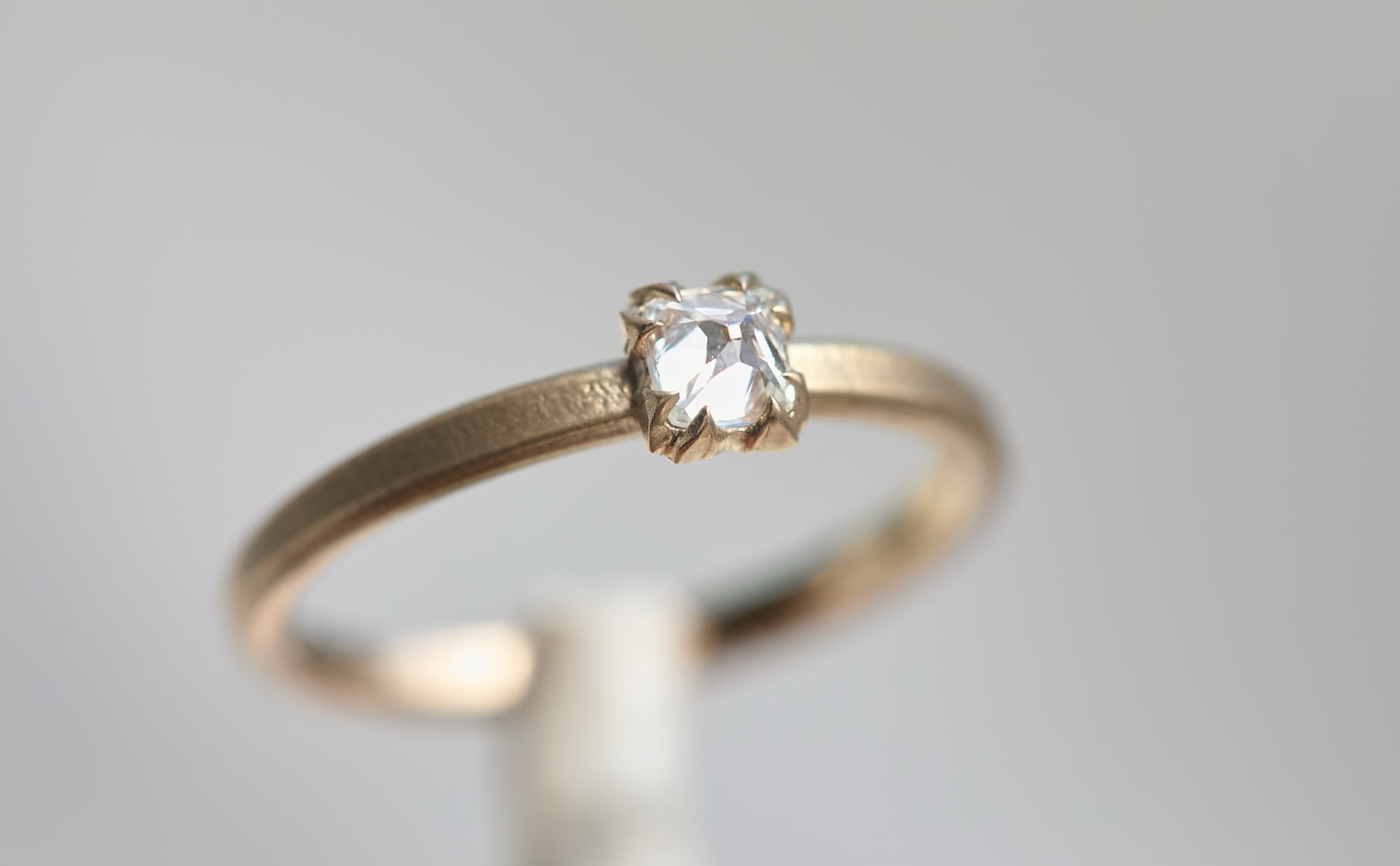 Iceberg Ring-Cushion