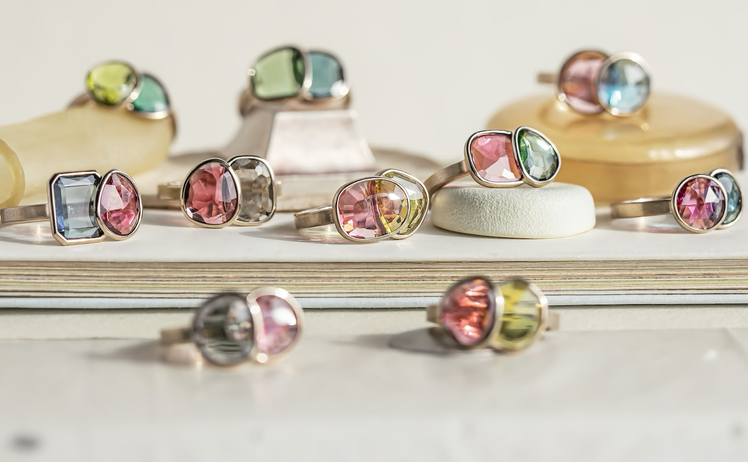 kataoka Calyxコレクション 18金ベージュゴールドのトルマリン、アクアマリン、天然宝石リング