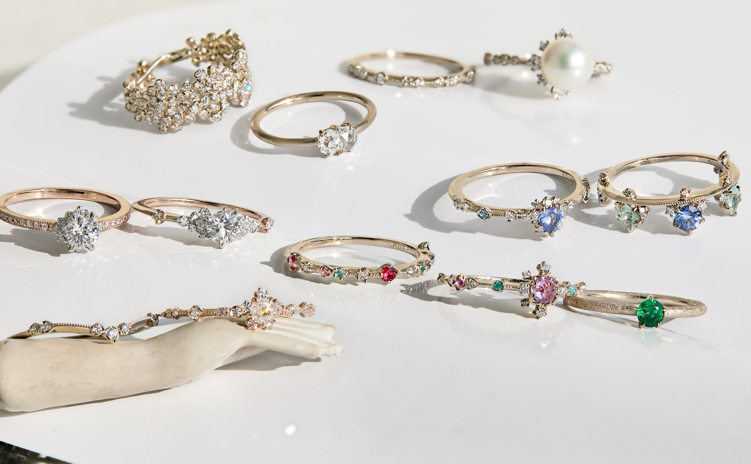 ダイヤモンド、サファイア、エメラルド、宝石をあしらったkataokaの18金ハンドメイドリングのセレクション