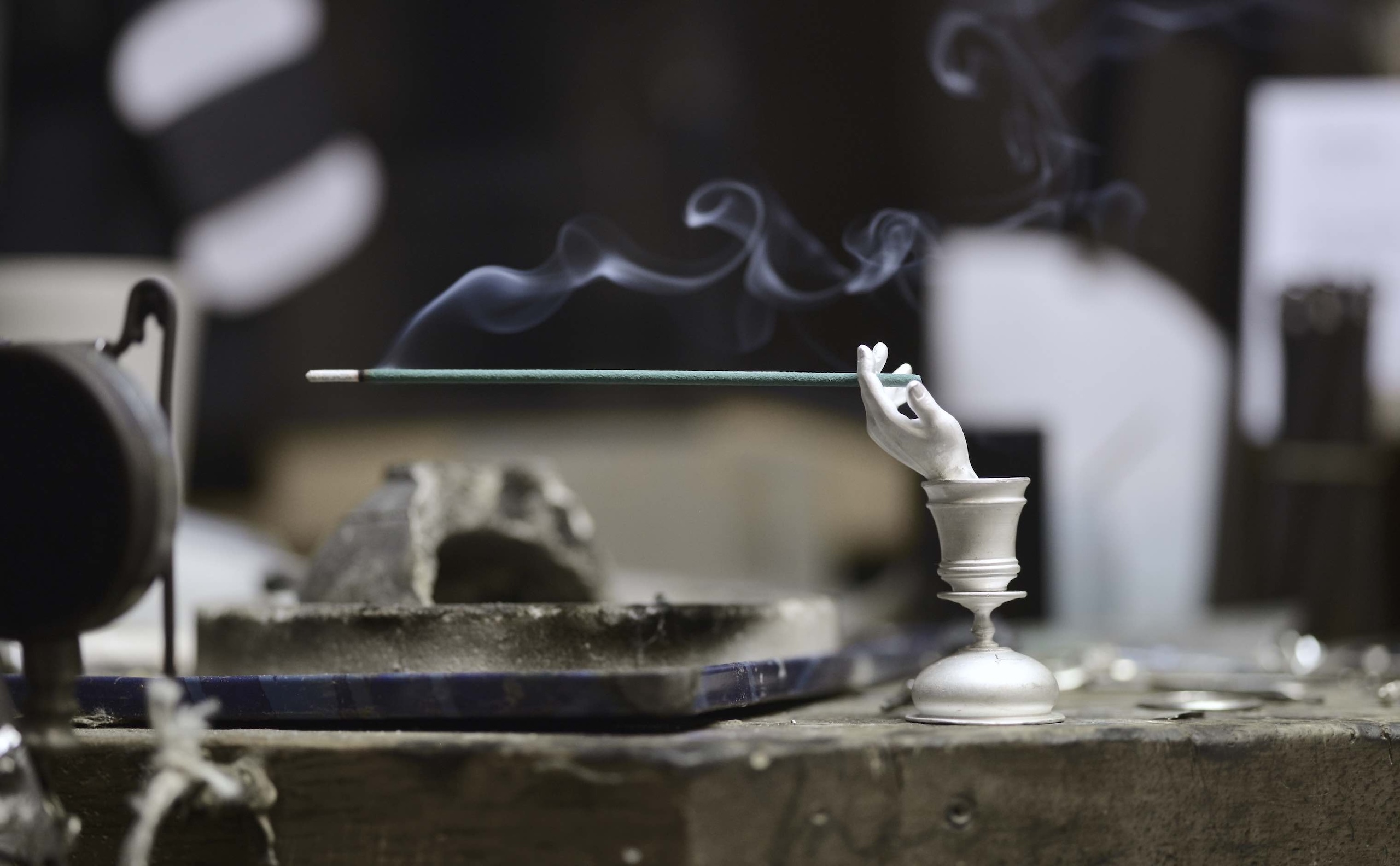 片岡義順の作業台の上のkataokaシルバー手型お香立て