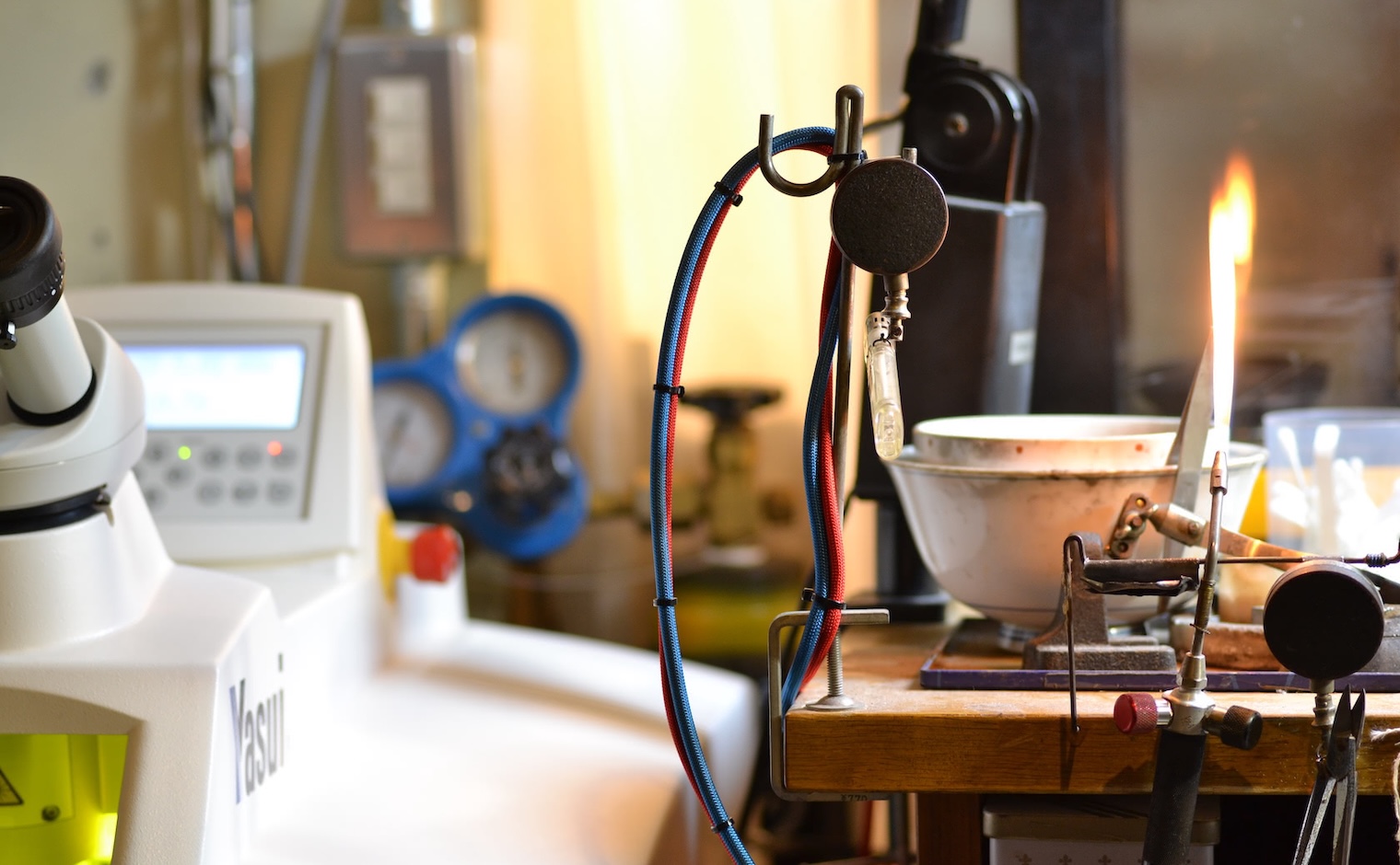 東京のkataokaアトリエで作業台に向かう金細工職人 片岡義順