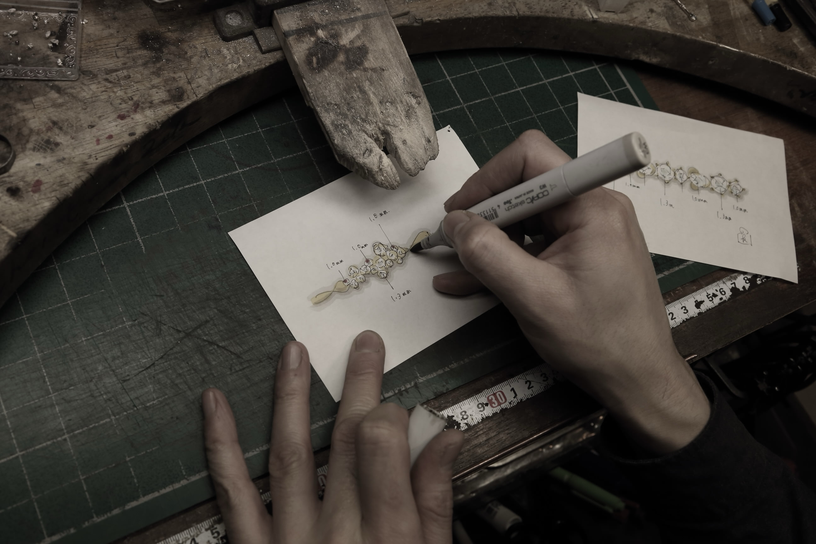 東京のkataokaアトリエで片岡義順の手描きジュエリースケッチ