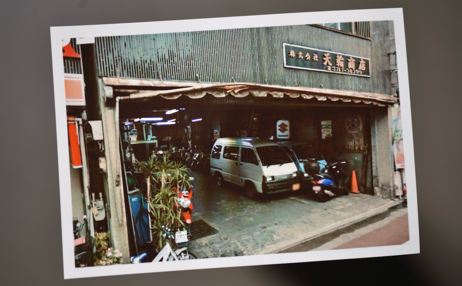 Traces of Time, Held in Place